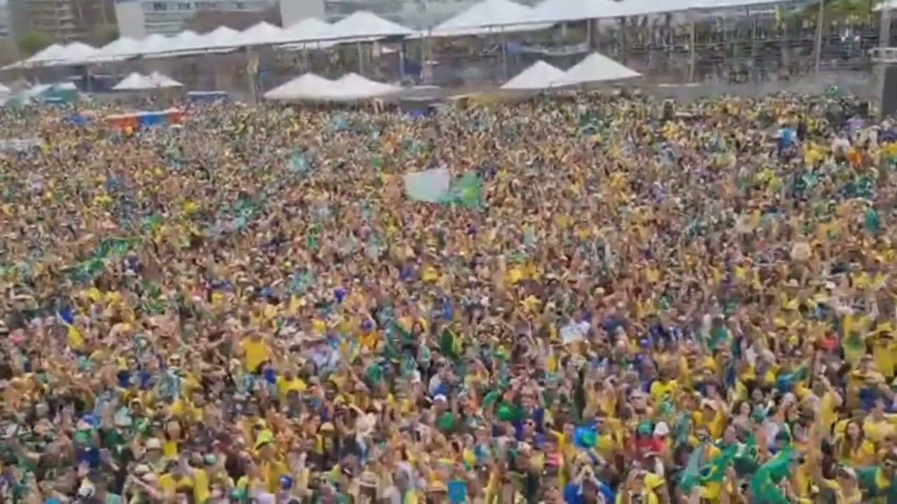 Multidão orando em Brasília no Sete de Setembro