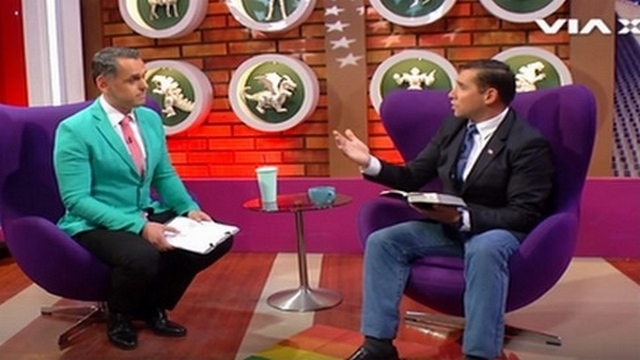 pastor enfrenta jornalista lgbt em programa de tv ao vivo