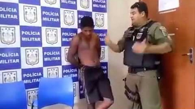 Policial evangeliza assaltante na delegacia